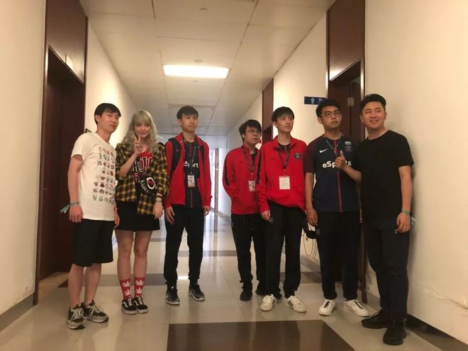 s1mple 与 FaZe 进行瞄准对决