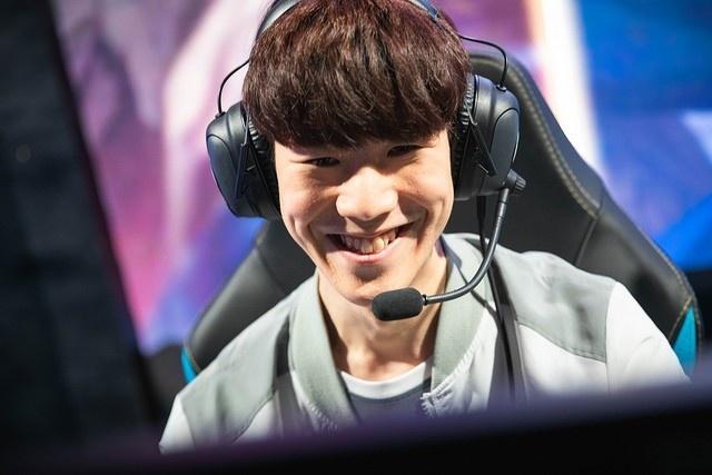 Team WE 正式公布了 NEST 的阵容：打野 mxx ，中路选手 BuLuKaKa ，下路选手 Stay